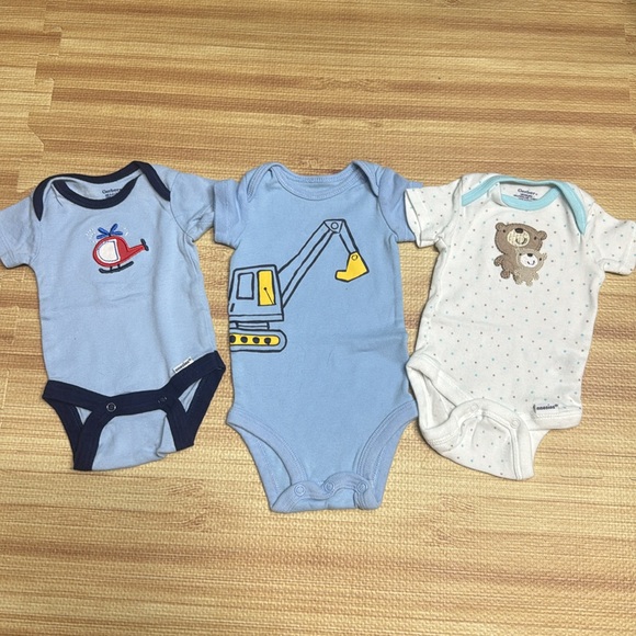 Newborn 0-3 Months Bundle of 7 Onesies and 1 Pair of Shorts—Gerber & Carters - Picture 3 of 9